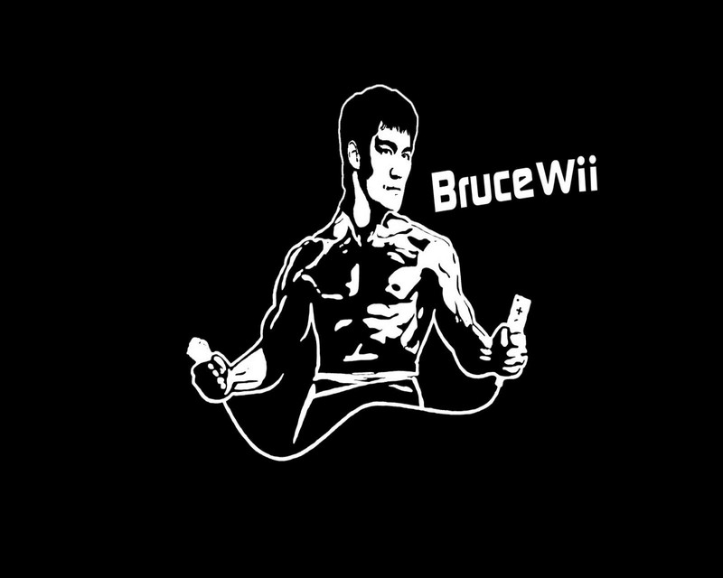 Крупный план человека, держащего контроллер wii в руке (брюс, bruce, ли, lee)