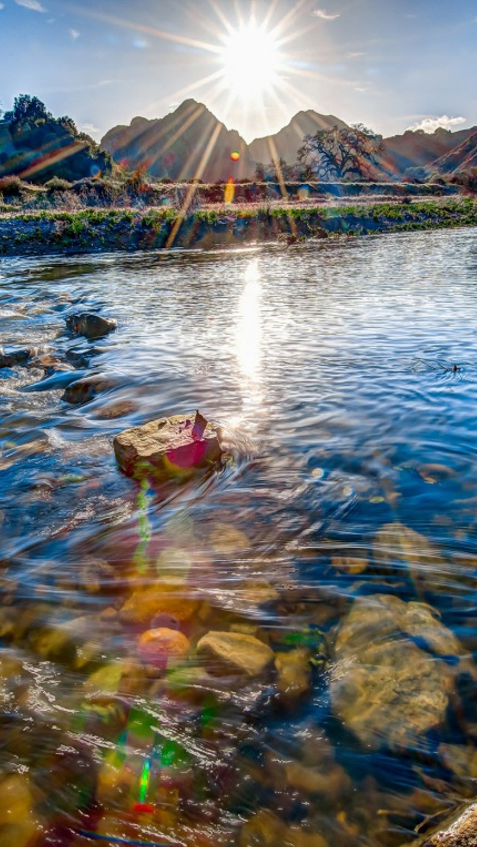 Image artistique flottant dans une rivière avec des rochers et de l'eau (nature, coucher de soleil, eau)