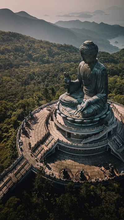 Estatua de Buda majestuosa que contempla las exuberantes montañas en Asia