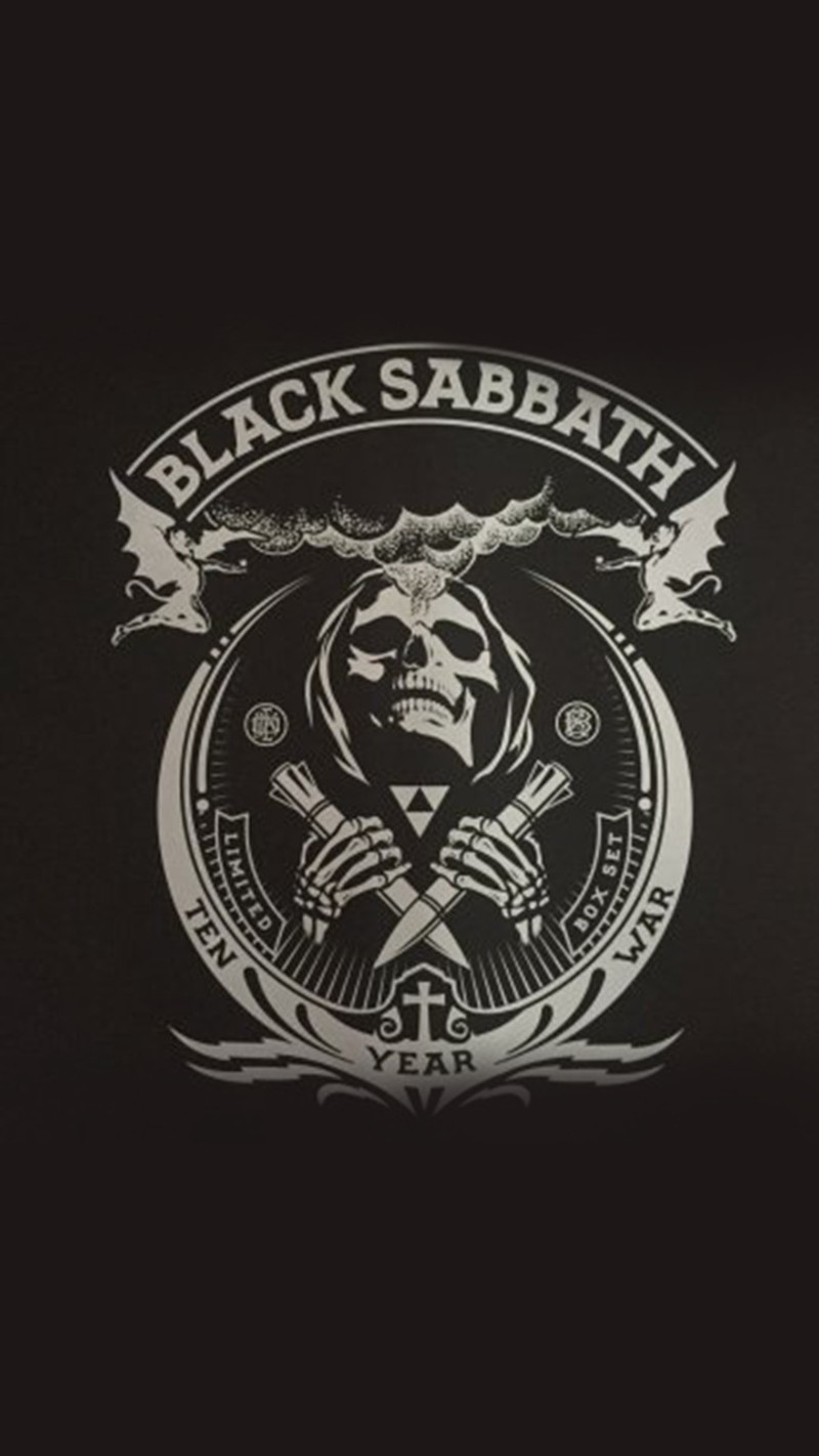 Крупный план черной футболки с белым логотипом на ней (black sabbath, металл, тяжелый, скала, ози осборн)