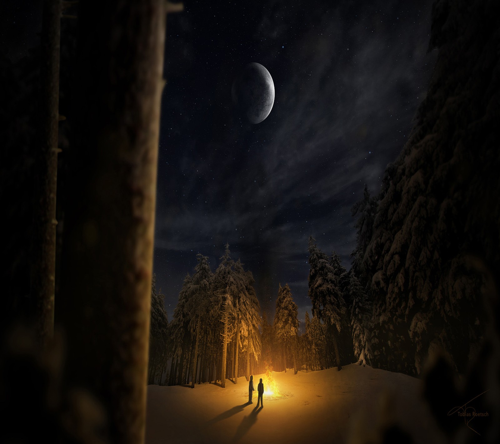 Photo nocturne de deux personnes marchant dans la neige sous un croissant de lune (sombre, nuit)