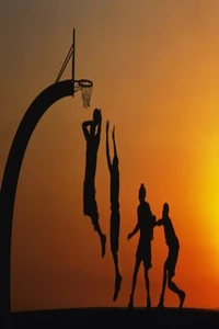 Siluetas de jugadores de baloncesto en el aire durante el atardecer.