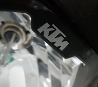 Nahaufnahme des Emblems des KTM Duke Motorrads