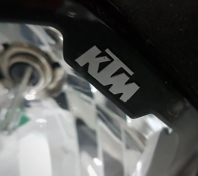 Close-up do emblema da motocicleta KTM Duke