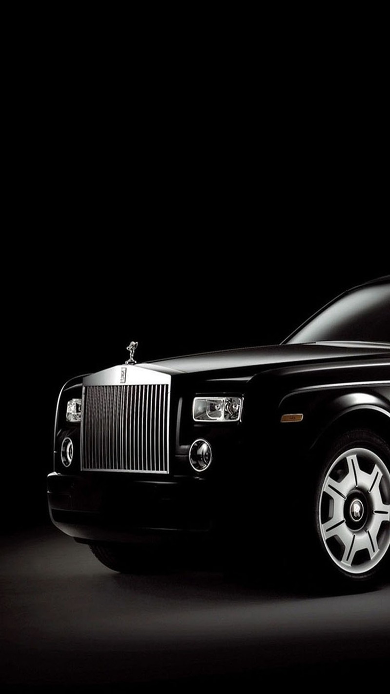 Крупный план черного rolls royce в темной комнате (ролл, roll, ройс, royce)