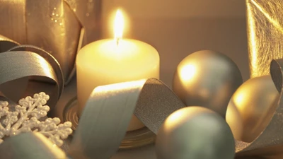 Natureza morta de Natal elegante com vela e decoração prateada