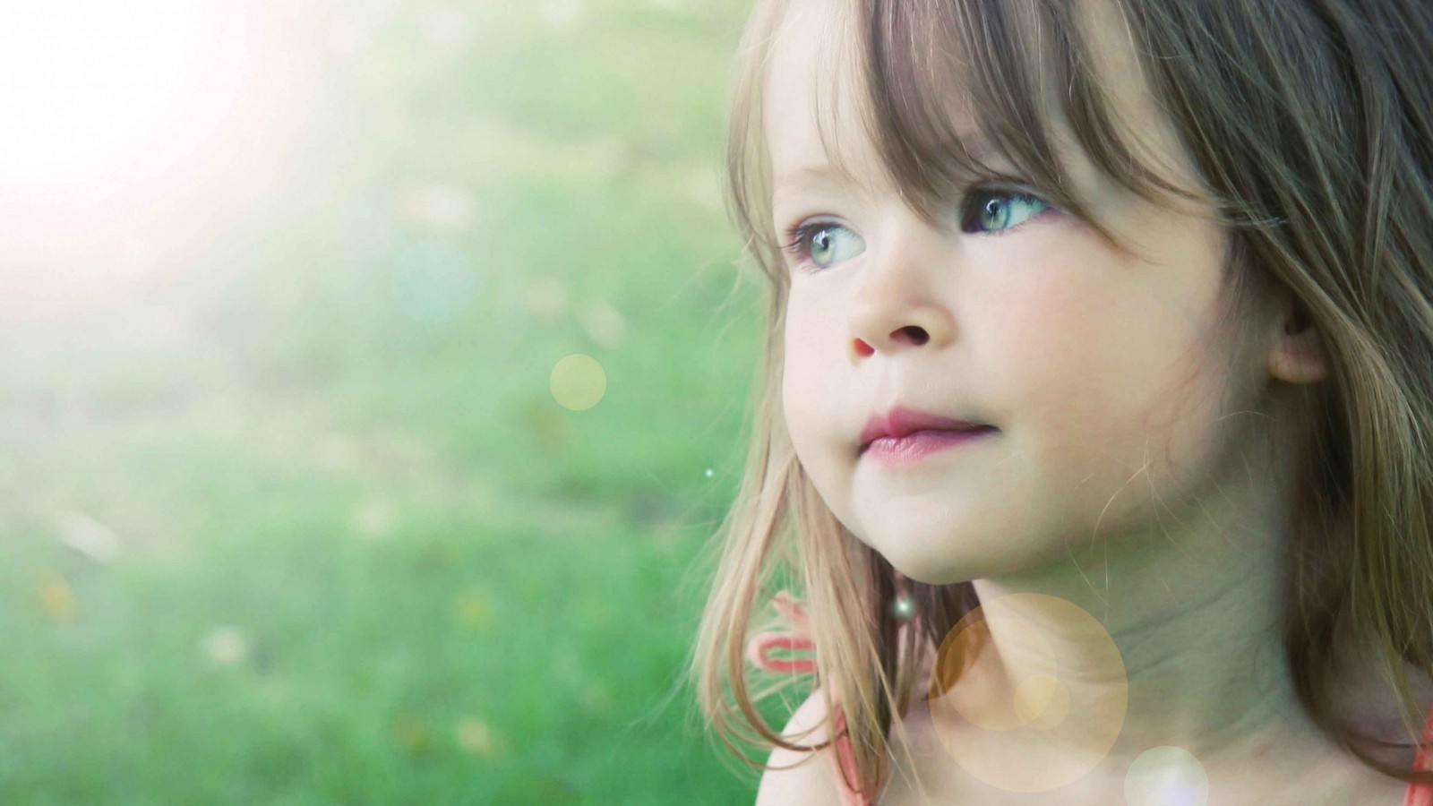 Une petite fille qui regarde vers le haut à quelque chose (enfance, visage, cheveux, peau, enfant)