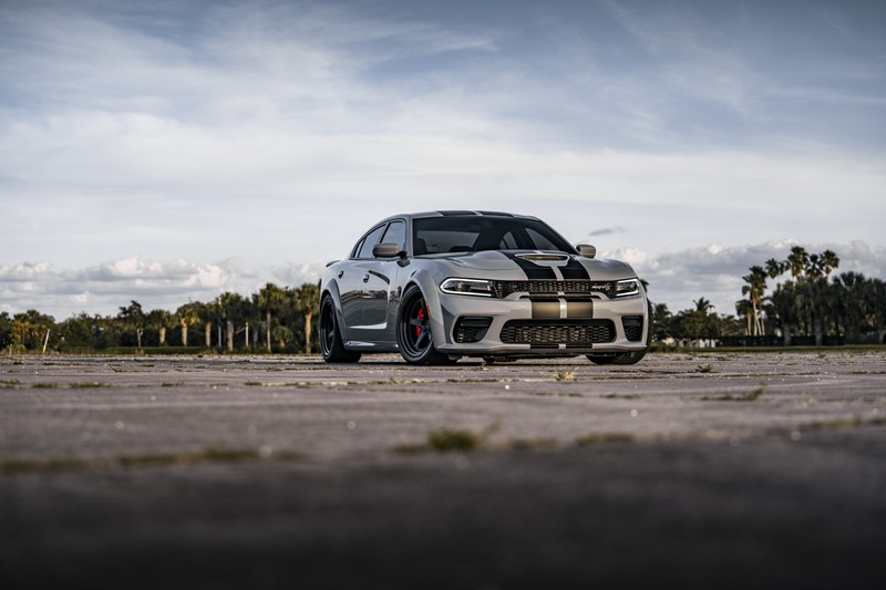 Близкий план автомобиля, припаркованного на парковке (дорога, додж, dodge, машины, седан)