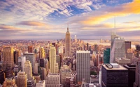 Ciel de Manhattan à couper le souffle au coucher du soleil avec l'emblématique Empire State Building