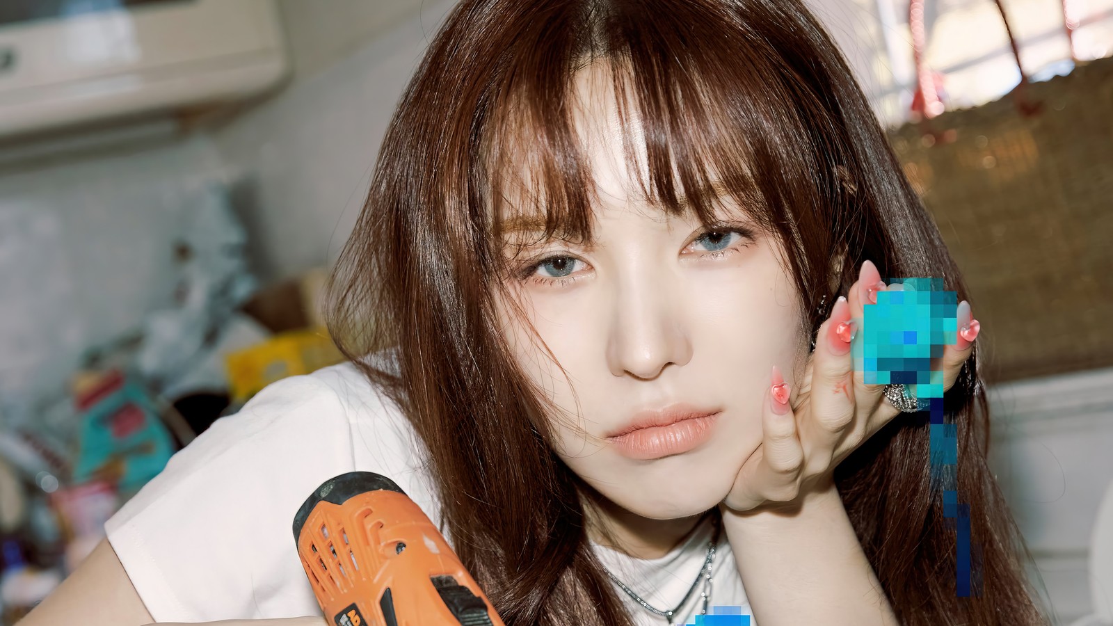 Une femme arabe tenant un jouet et un objet bleu dans sa main (wendy, 웬디, son seung wan, 손승완, red velvet)