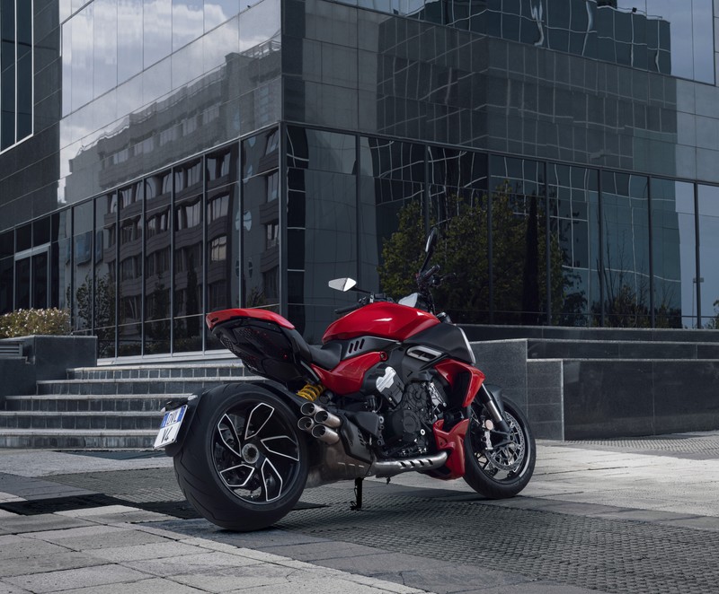 Мотоцикл, припаркованный на тротуаре перед зданием (ducati diavel v4, спортивные мотоциклы, мускульный круизер, 5k, 2023)