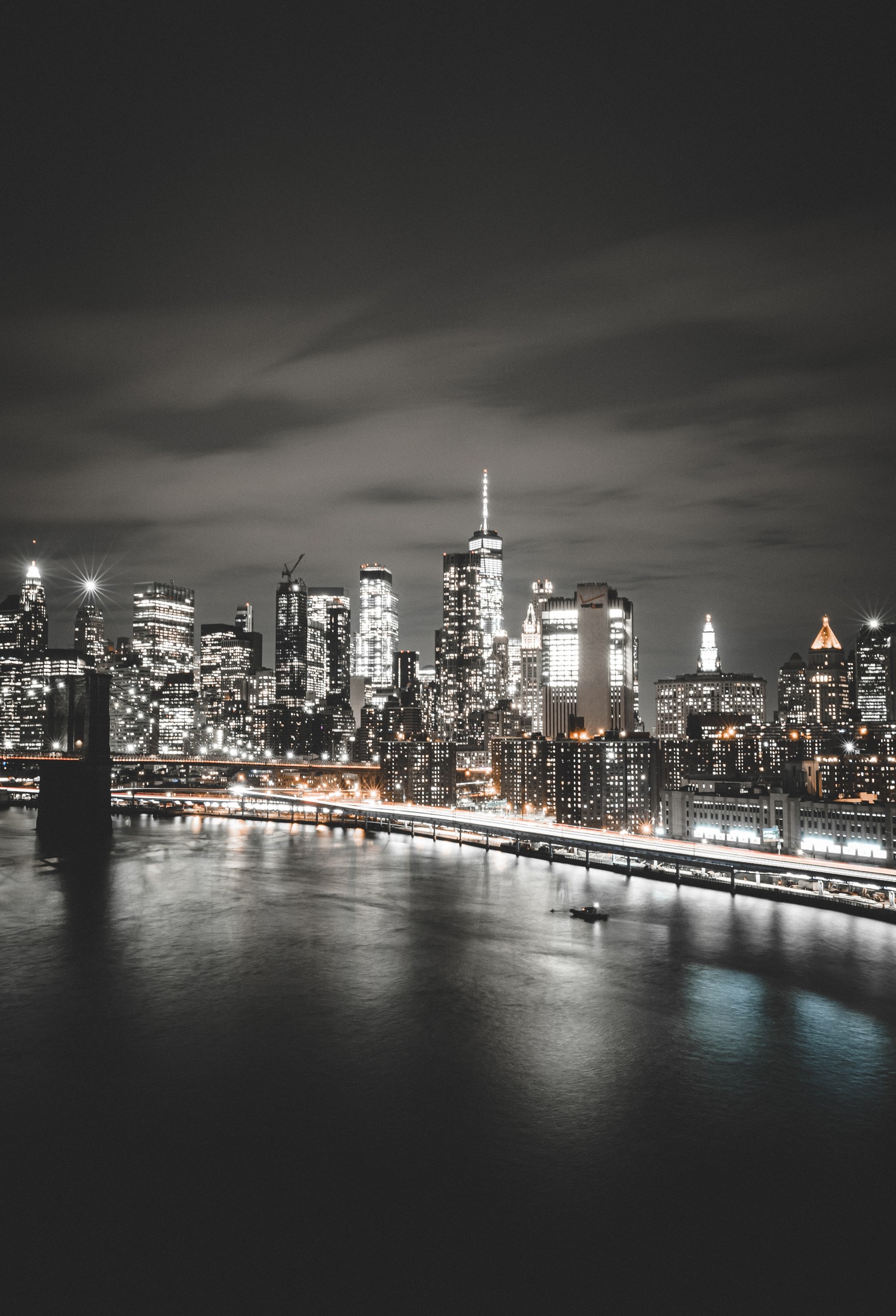 Vista aérea del horizonte de la ciudad de noche con un puente (nueva york, new york, android, agua, rascacielos)