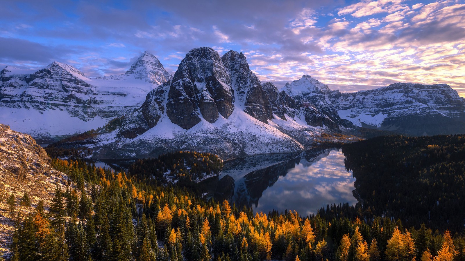 Une vue d'une chaîne de montagnes avec un lac et des arbres (montagnes, lac, nature, forêt, paysage)