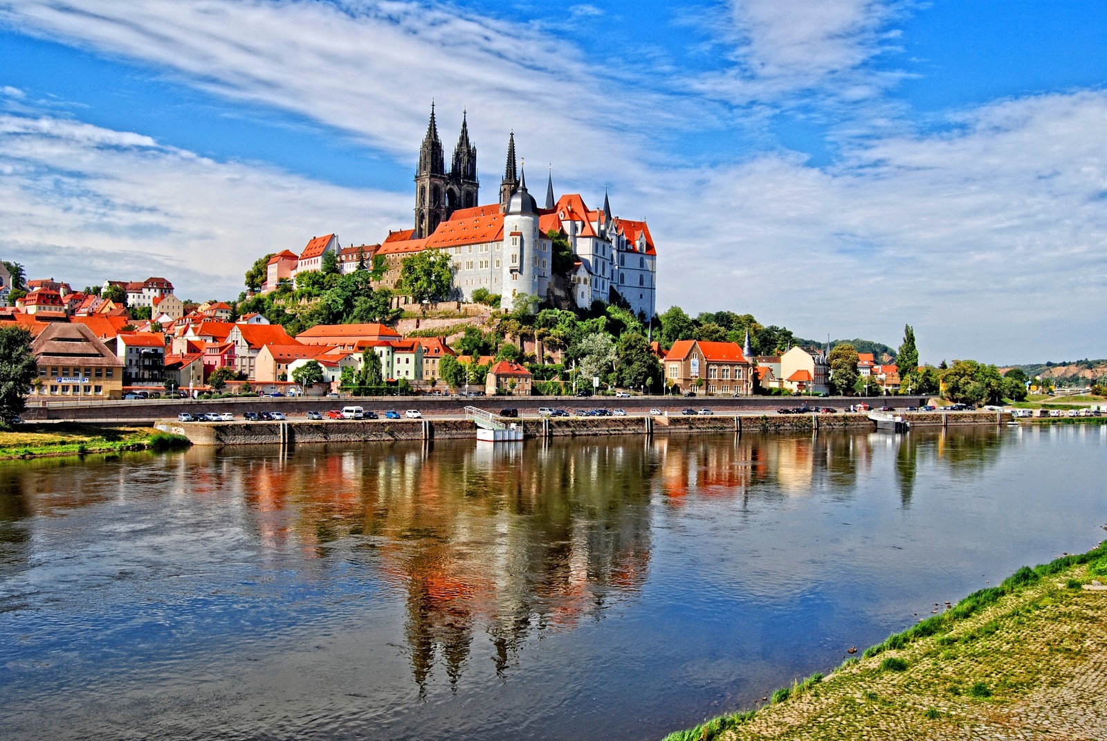 Verwischte sicht auf einen fluss mit einem schloss im hintergrund (elbe, reflexion, wasserstraße, stadt, fluss)