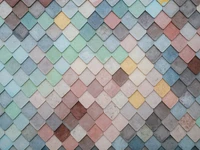 Carreaux muraux géométriques multicolores avec textures pastel et motifs abstraits