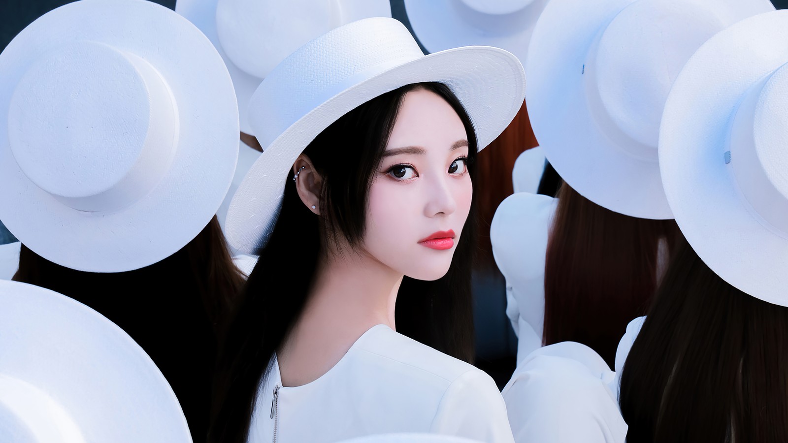 Il y a une femme avec un chapeau debout dans un groupe d'autres femmes (loona, looπδ, idole du mois, 이달의 소녀, kpop)