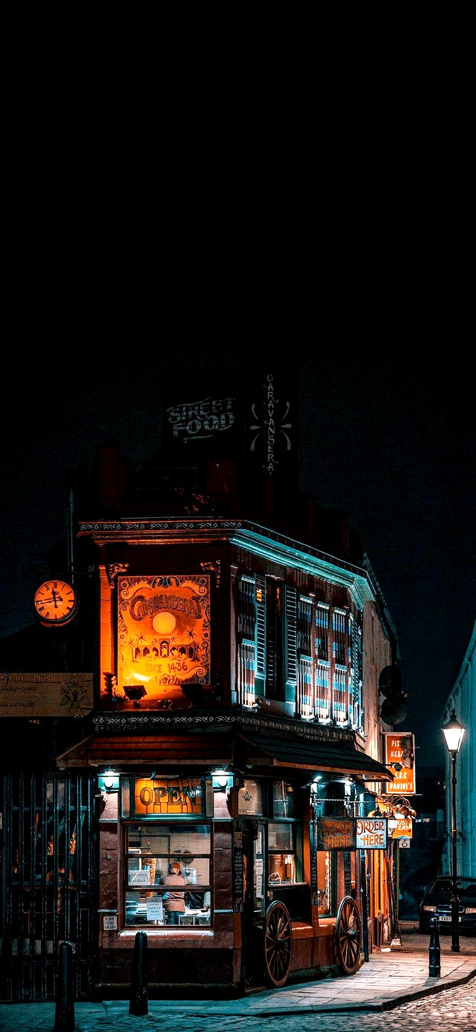 Nächtliche ansicht einer straßenecke mit einem restaurant und einer uhr (nacht, architektur, gebäude, fenster, beleuchtung)