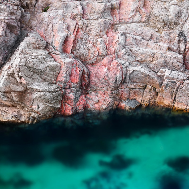 Большая скальная формация с голубым водоемом (macos big sur, камни, waters edge, акция, 5k)