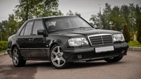 Sedán Mercedes-Benz E-Class mejorado por Brabus con llantas elegantes