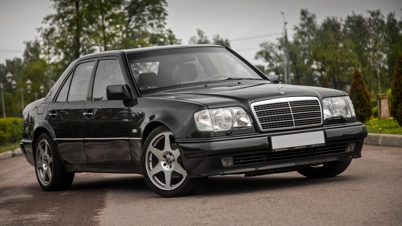 Макро-снимок черного мерседеса бенца (mercedes benz e class, брабаус, brabus, машина, седан)