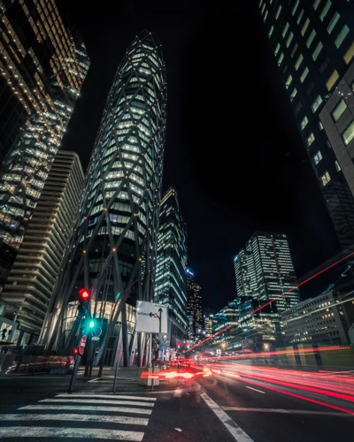 Paisagem urbana noturna vibrante com arranha-céus e tráfego