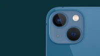 Nahaufnahme des Dual-Kamerasystems des iPhone 13 in Blau.