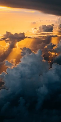 Coucher de soleil vibrant illuminant des nuages cumulus