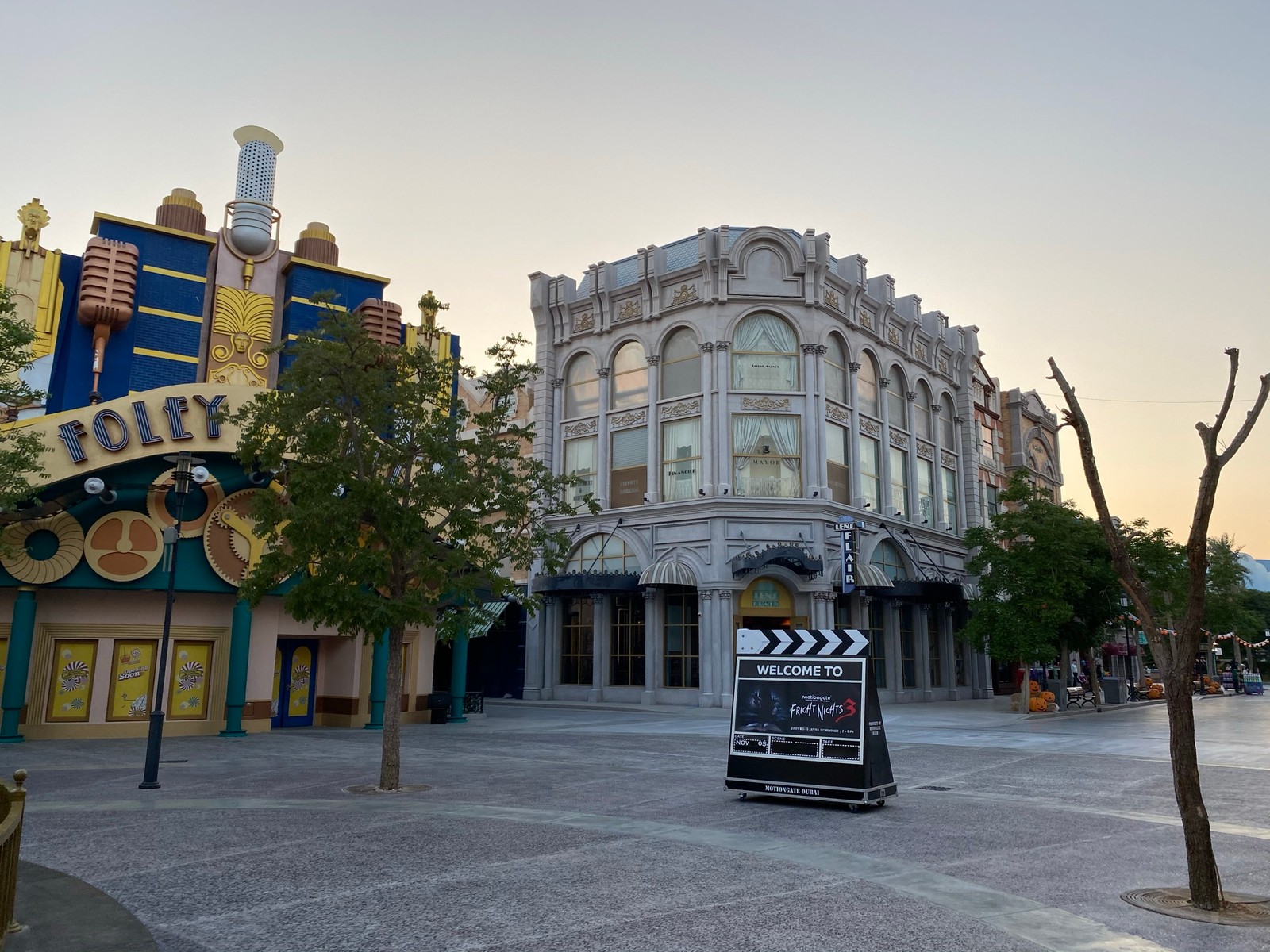 Hay una claqueta de cine frente a un edificio (hito, arquitectura, superficie de la carretera, pueblo, espacio público)