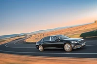 Mercedes Maybach S-Class: Um sedã de desempenho de luxo de tamanho completo em uma estrada cênica.