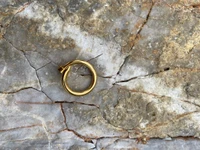 Goldener Ring auf verwittertem Gestein