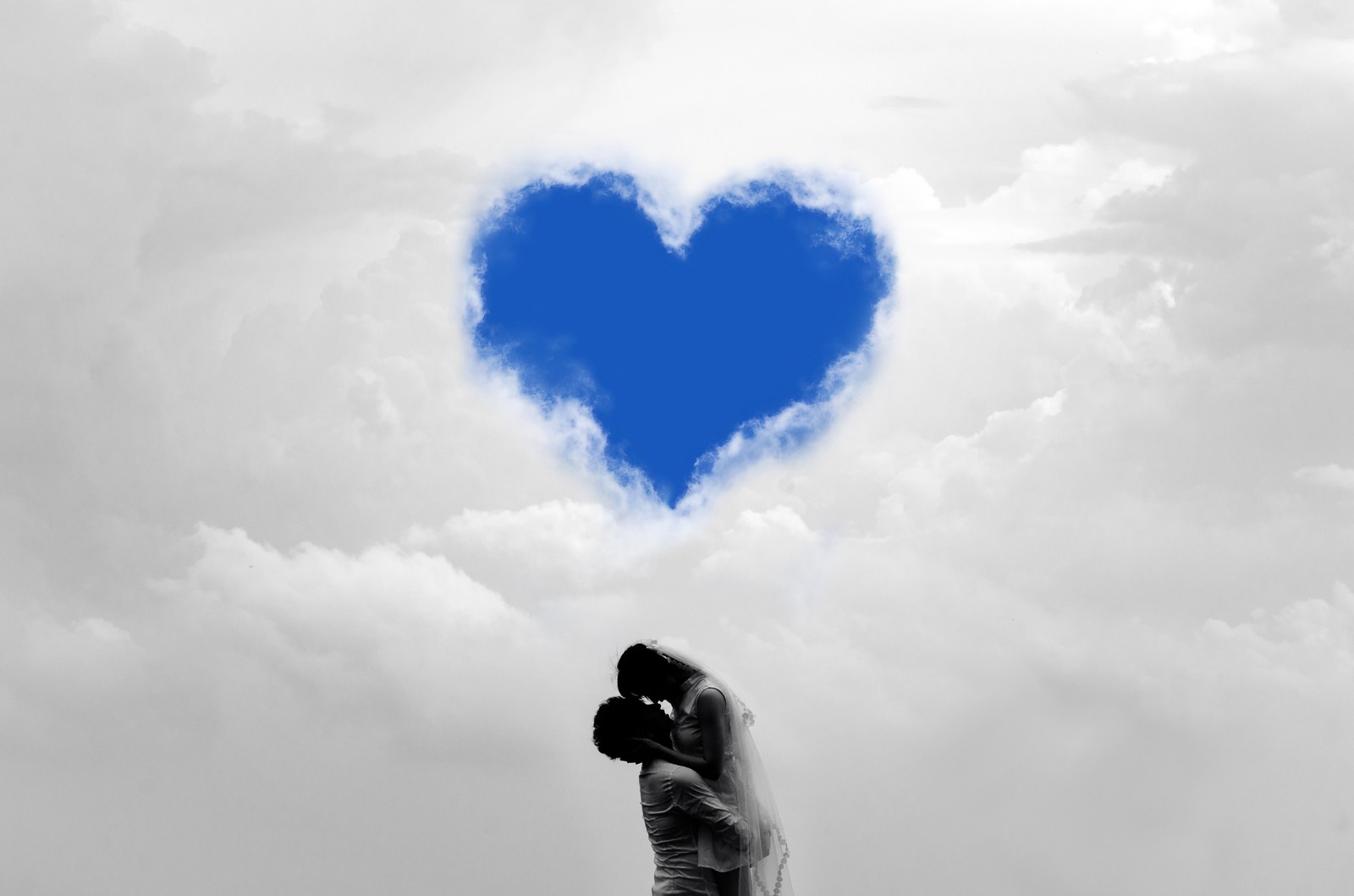 Il y a un homme et une femme s'embrassant sous un nuage bleu en forme de cœur (couple amoureux, ciel nuageux, cœur damour, ciel bleu, amour)