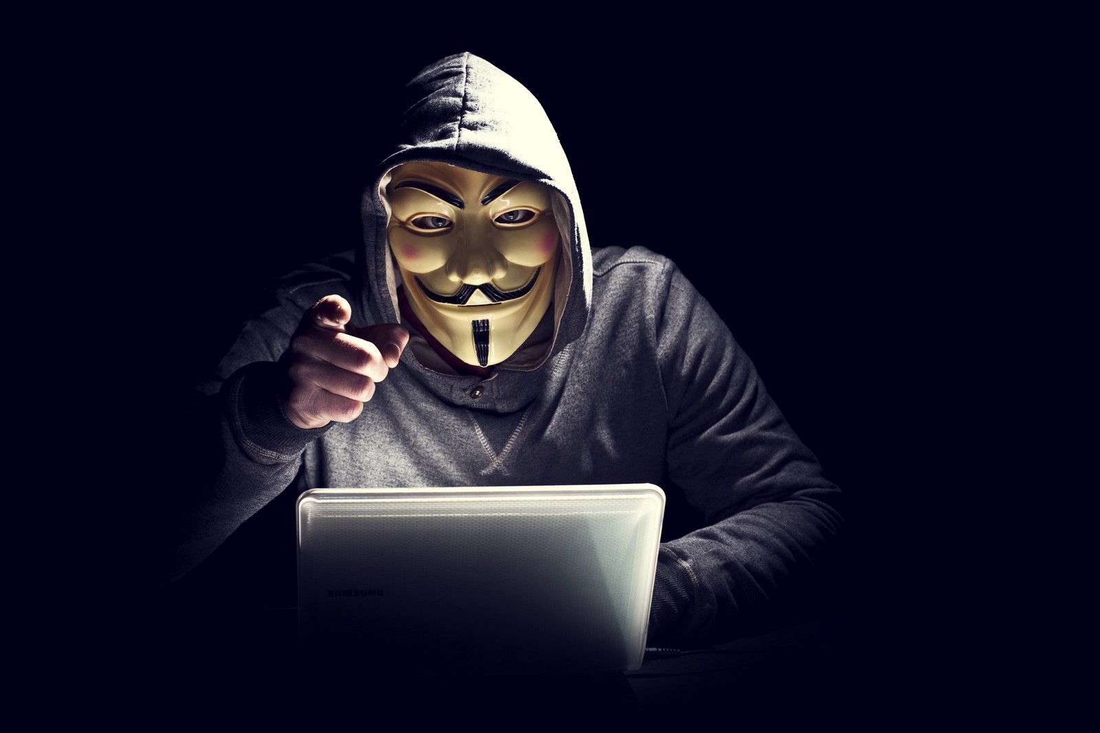 Arabischer mann mit maske, der einen laptop benutzt (hacker, sicherheits hacker, kopf, illustration, lächeln)