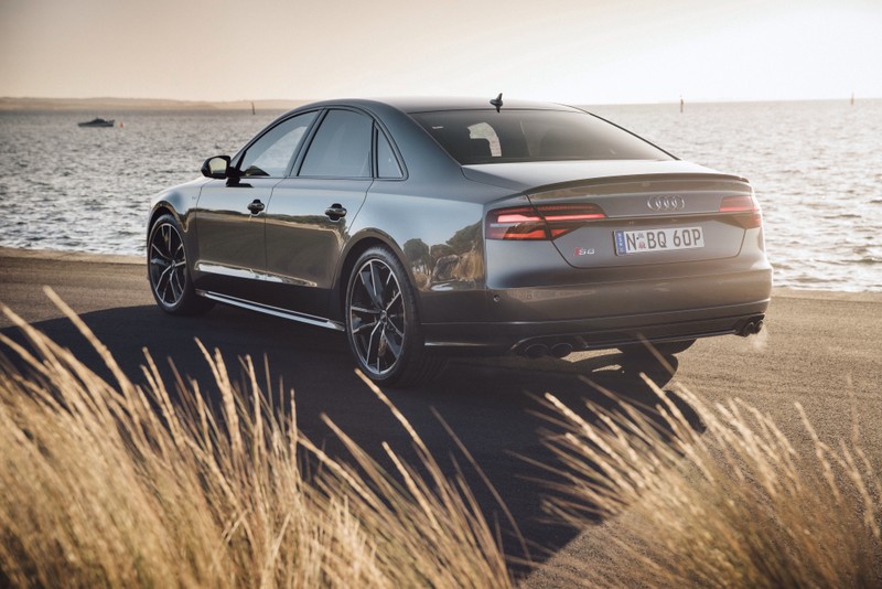 Audi s8 седан припаркован у дороги рядом с водой (ауди a8, audi a8, машина, audi, седан)