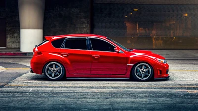 Eleganter roter Subaru Impreza WRX STI: Ein JDM-Klassiker in urbaner Umgebung