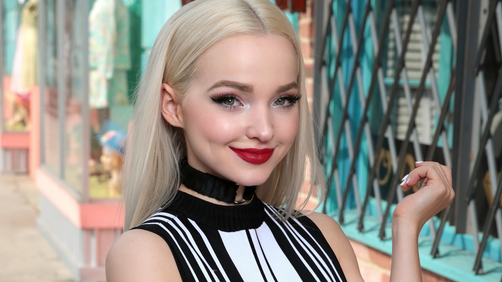 Femme arabe blonde avec des lèvres rouges et une robe noir et blanc (dove cameron, actrice, célébrité, femmes, filles)