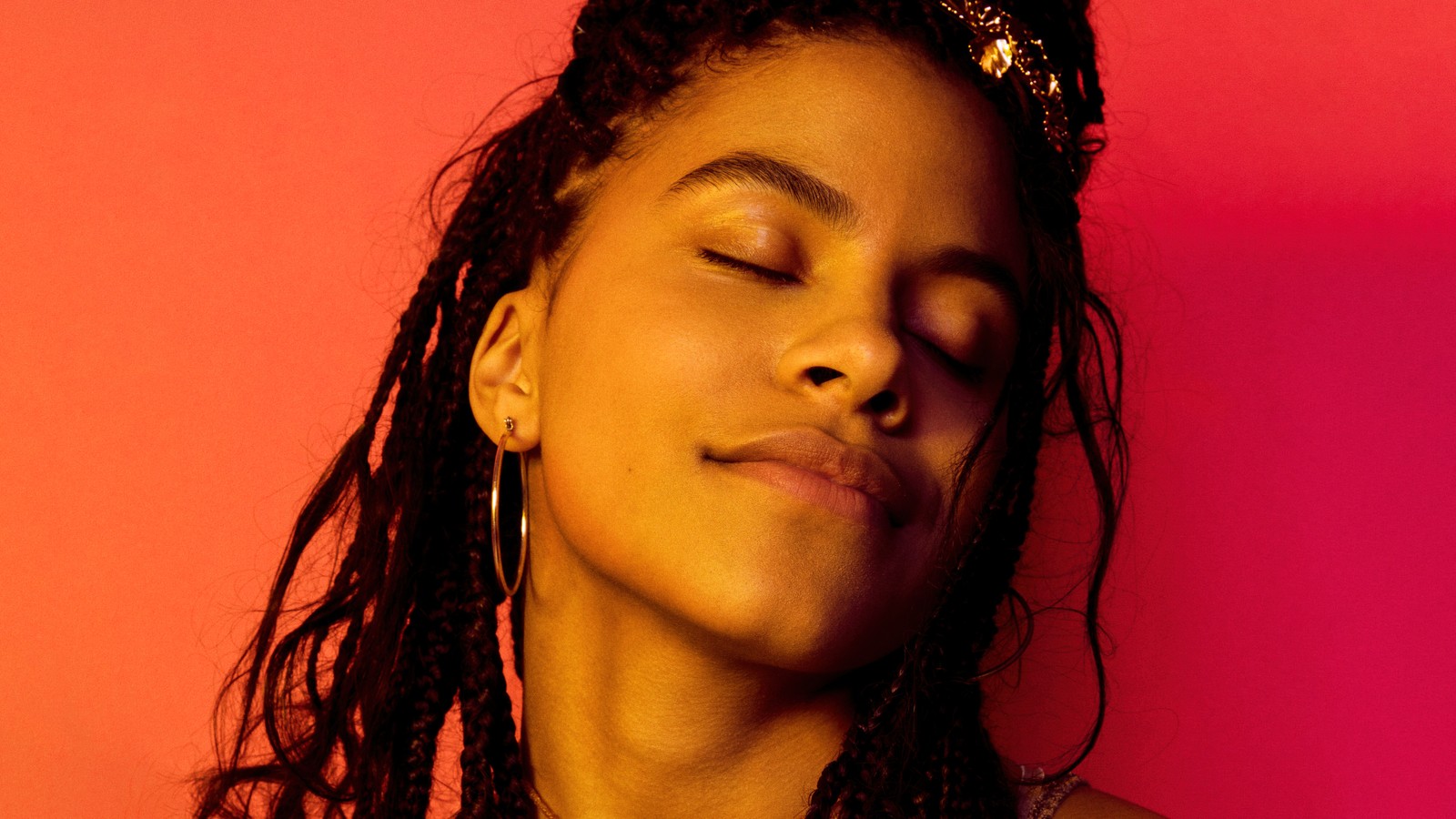 Il y a une femme avec de longs cheveux et une couronne sur la tête (zazie beetz, gros plan, actrice allemande, 5k, fond orange)