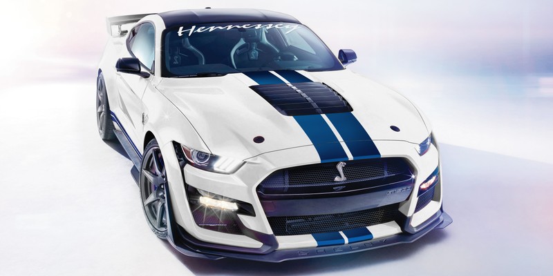 Крупный план белого мустанга с синими полосами (hennessey gt500 venom 1000, 2020, 5k, машины, обои 4k)