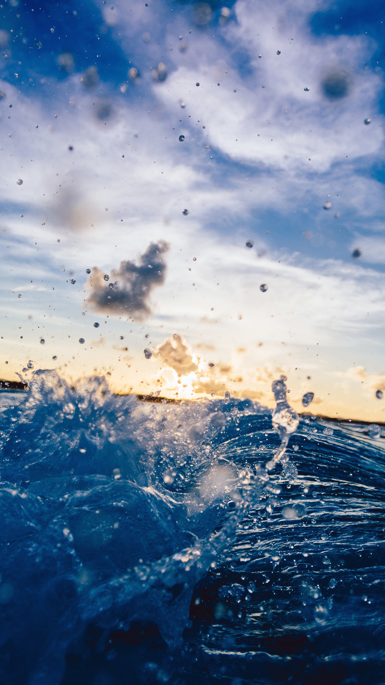 Les surfeurs surfent sur les vagues dans l'océan au coucher du soleil (mer, tiktok, eau, chanson, nuage)