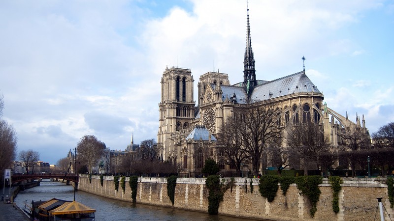 Вид с высоты на большую собор с лодкой на реке (собор парижской богоматери, notre dame de paris, сена, собор, водный путь)