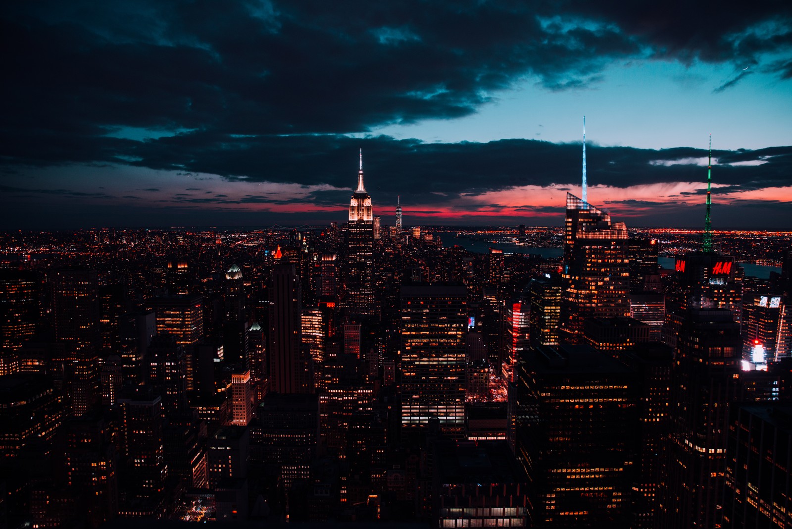 Una vista del horizonte de la ciudad por la noche desde la cima del edificio empire (rockefeller center, nueva york, new york, estados unidos, paisaje urbano)