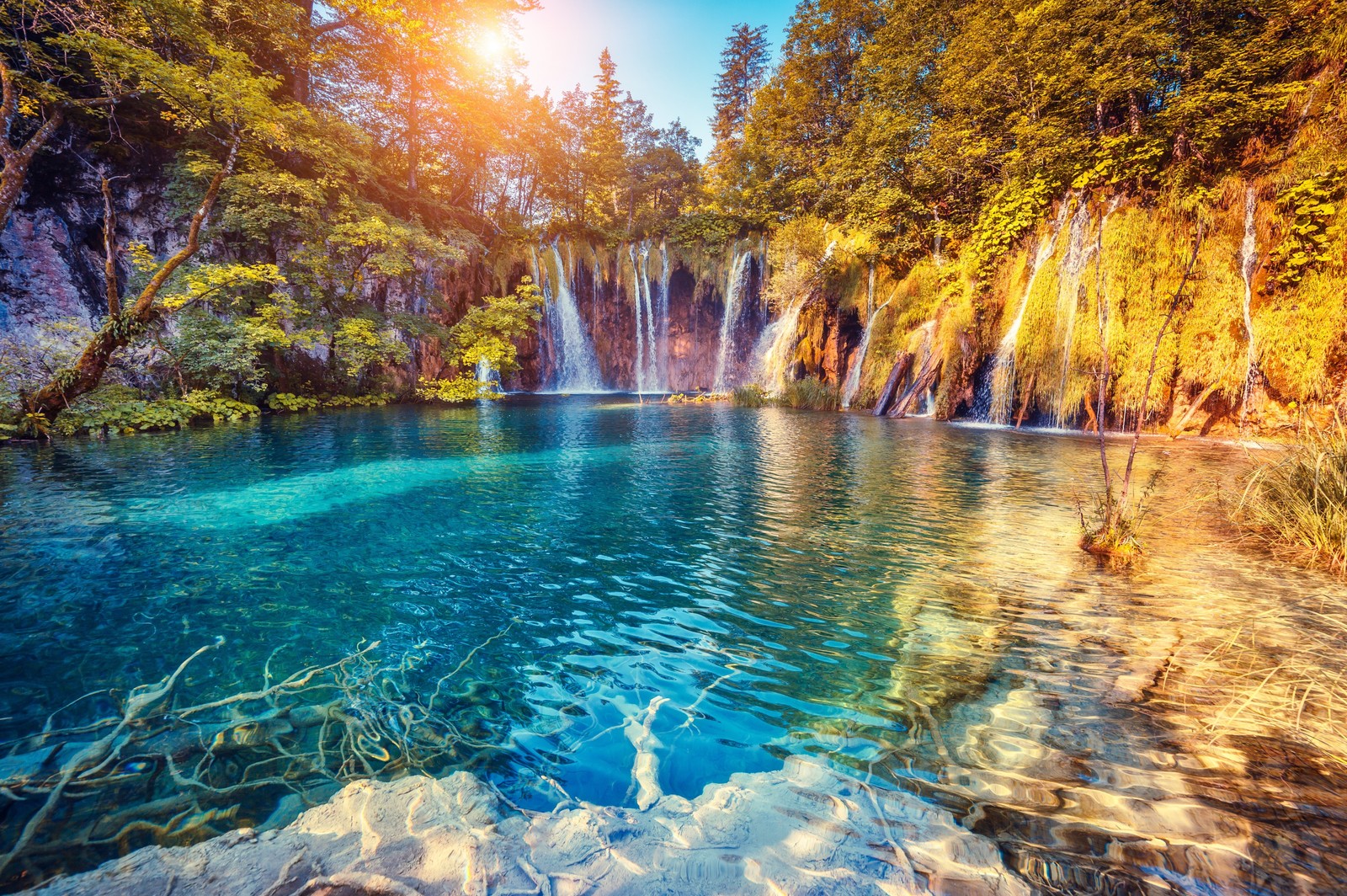 Uma bela vista da cachoeira no parque nacional dos lagos de plitvice, croácia (natureza, cachoeira)