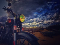 Moto classique contre un ciel dramatique