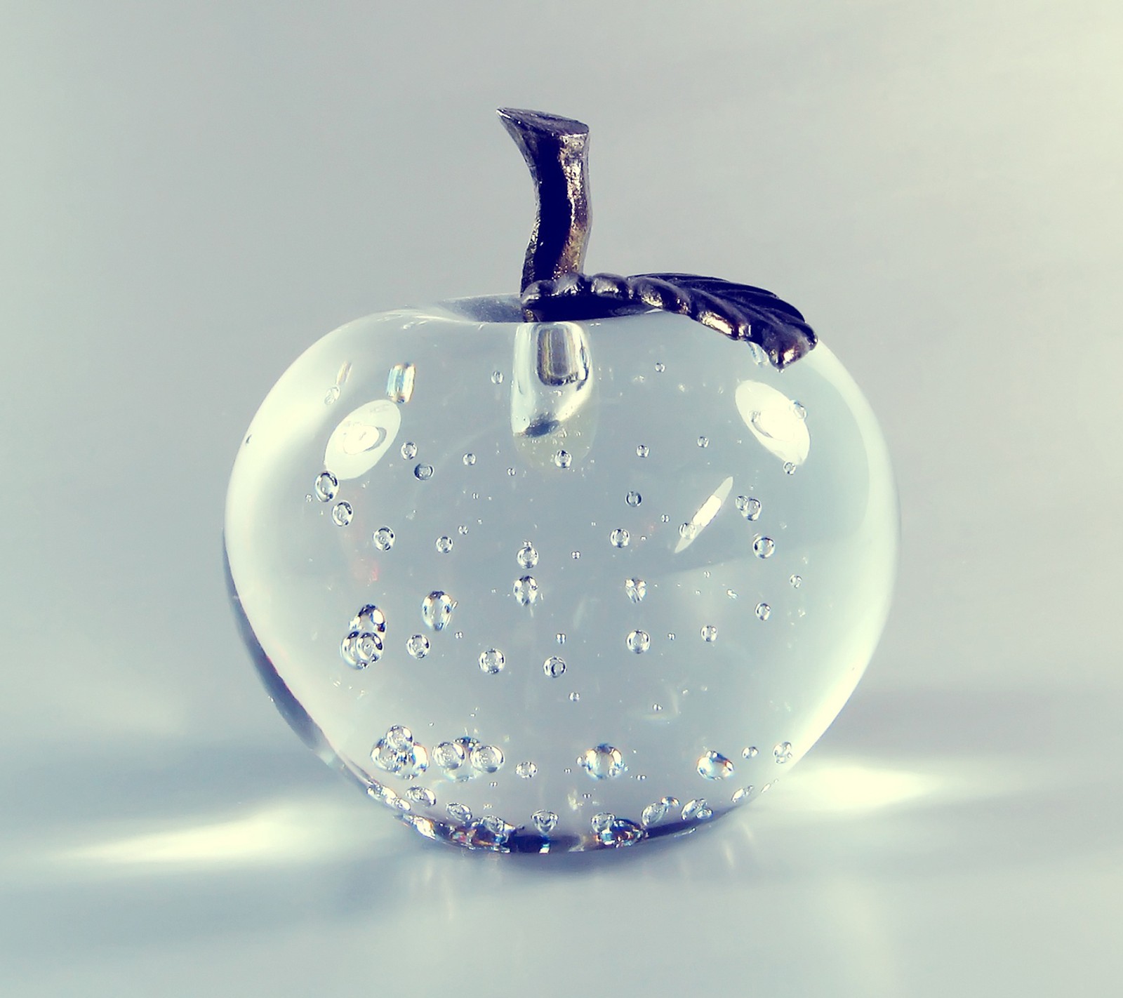 There is a glass apple with a leaf on it (1440x1280, apple, glass, mobile, samsung galaxy s3)