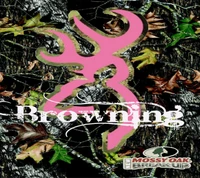 Logo Browning sur fond camouflage avec des feuilles et de l'écorce