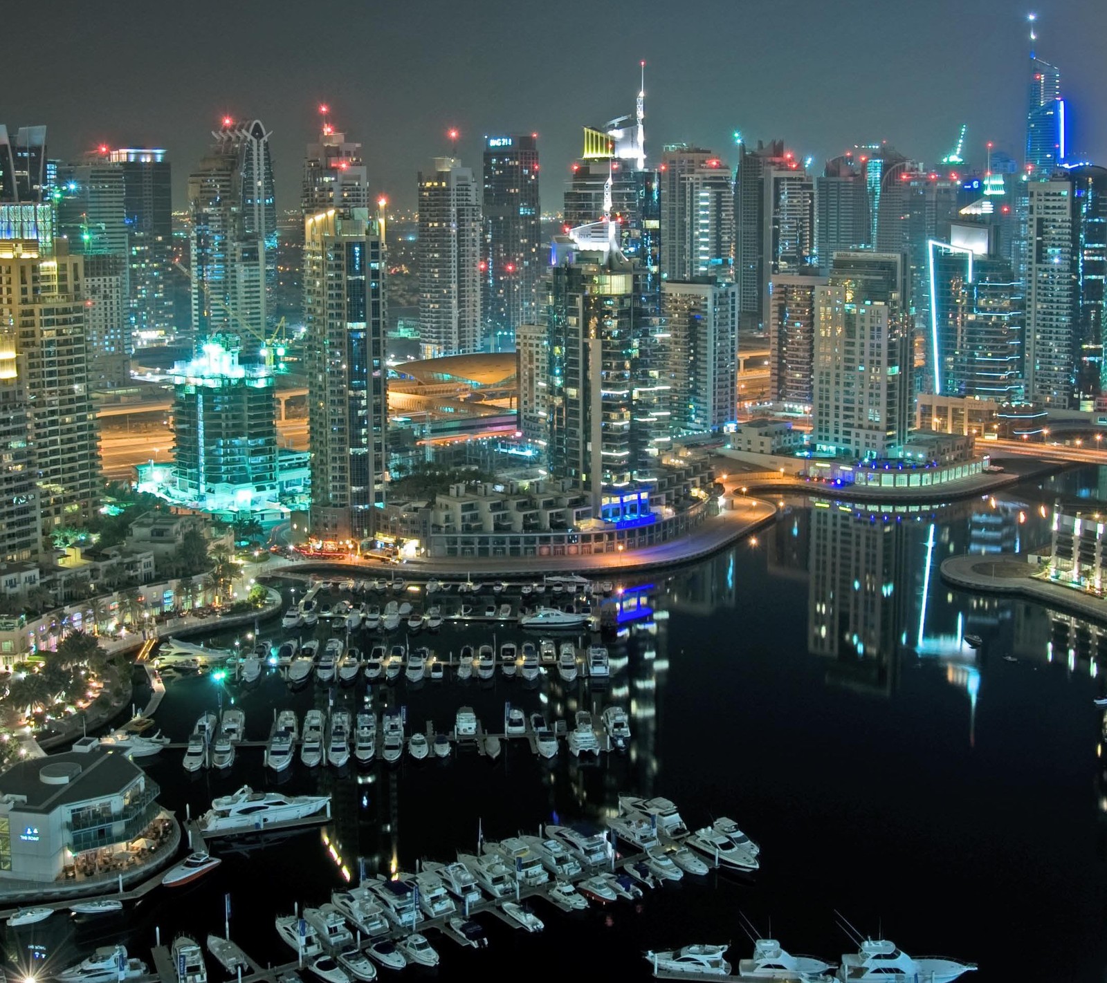 Paisagem da cidade à noite com barcos atracados no porto (barcos, paisagem urbana, arranha céus, eau, uae)