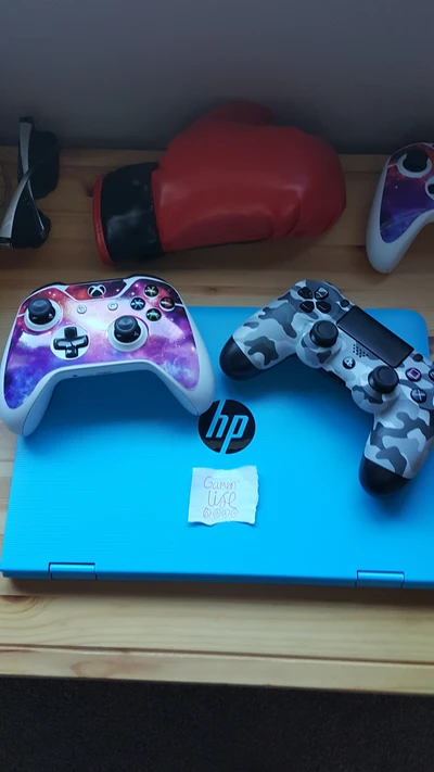 Bunte Gaming-Controller auf einem lebhaften Laptop