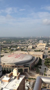 Luftaufnahme des Toyota Centers in Houston, Texas, mit einer Skyline im Hintergrund.