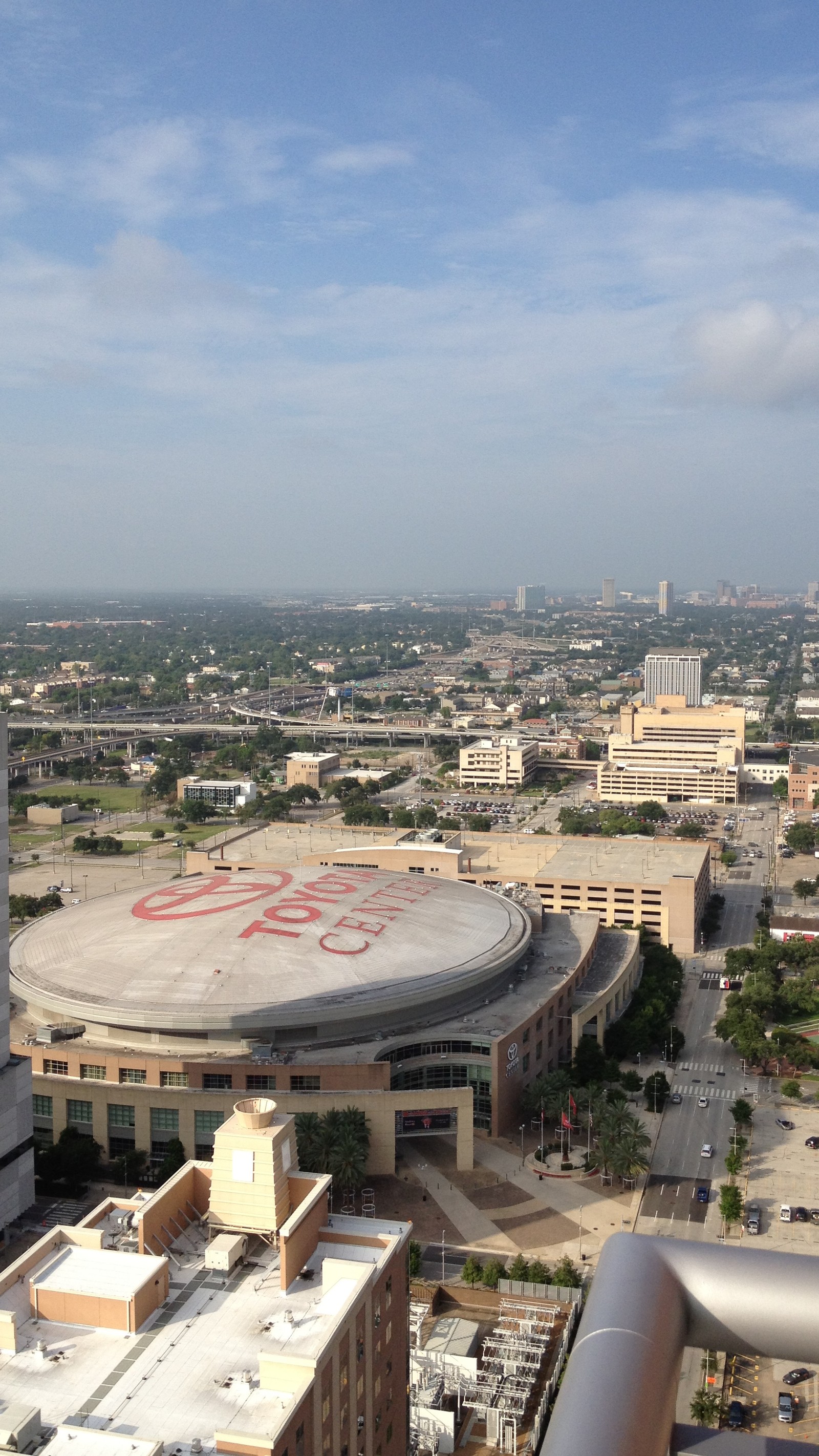 Vue d'un stade avec un grand bâtiment et une tour de l'horloge (houston, fusées, texas)