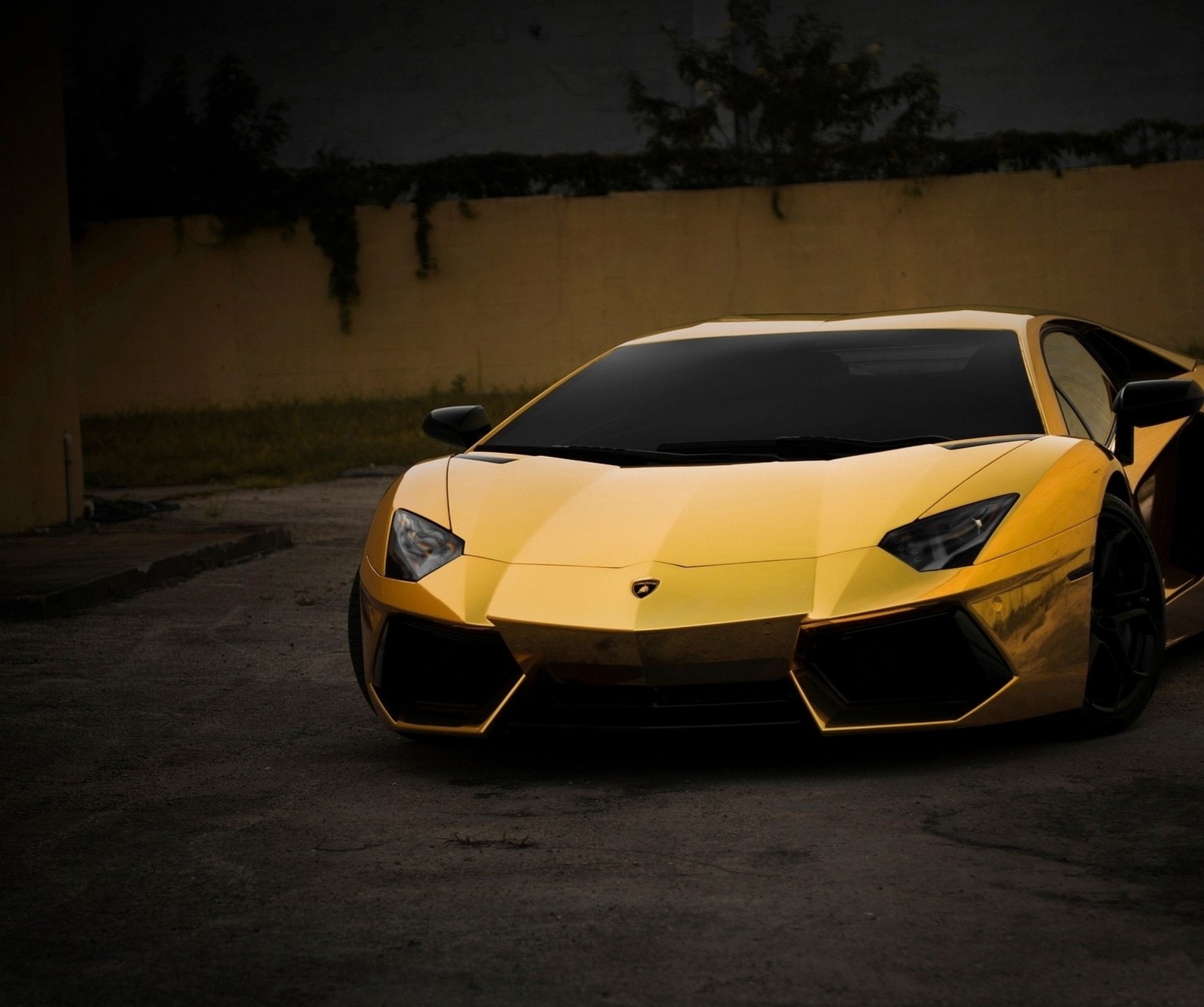 Un gros plan d'une lamborghini jaune garée dans un parking (voiture, lamborghini, véhicule)