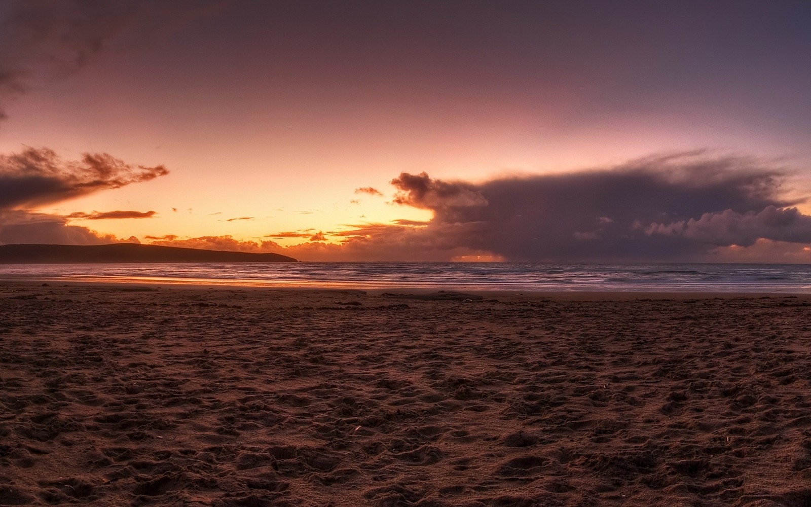 Arafed view of a beach with a surfboard on it at sunset (beach, sea, sunset, horizon, cloud)